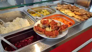 Ausgewogene Ernährung in der Mensa Ca'rossini